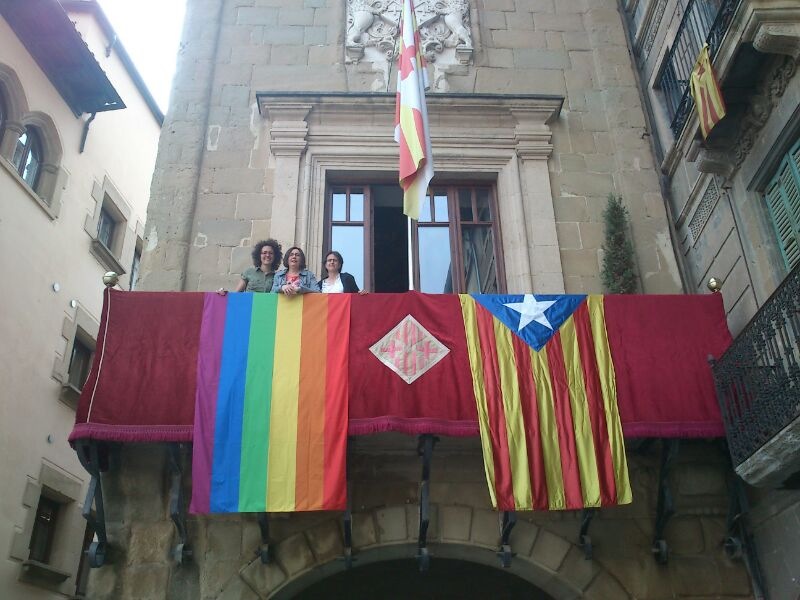 La bandera de l’arc de Sant Martí a l’Ajuntament de Vic